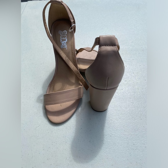 SOLD

Lightly worn size 6.5 heel sandals in nude - Picture 3 of 4